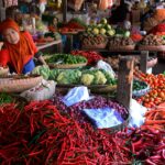 Pedagang sayuran melayani calon pembeli di Pasar Tradisional, Cikurubuk, Tasikmalaya, Jawa Barat, Selasa (5/8).