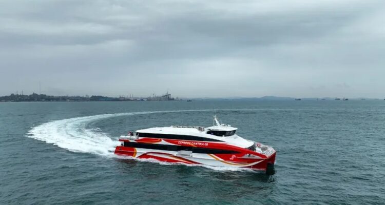 Kapal cepat KM Express Cantika 08