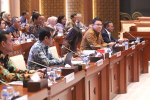 komisi-i-dpr-gelar-raker-dengan-menkomdigi11