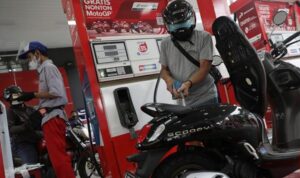 mengisi-bbm-spbu
