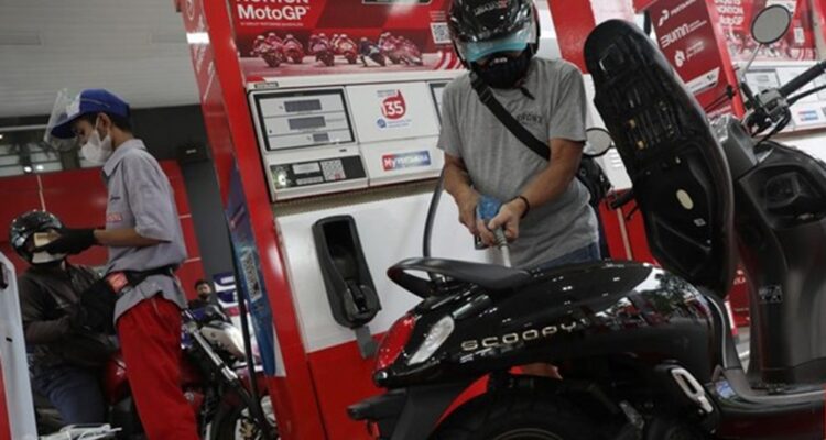 mengisi-bbm-spbu